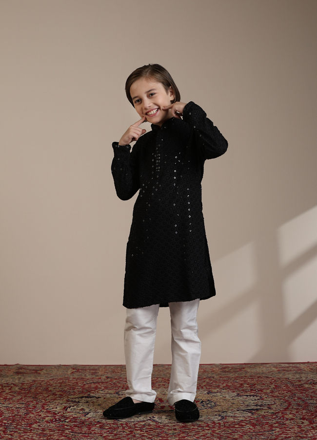 alt message - Manyavar Boys Boys Black Sequinned Chikankari Kurta Set image number 2